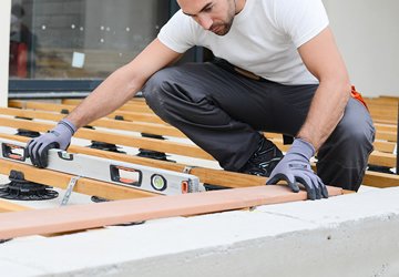 Comment poser une terrasse en bois sur plots ?
